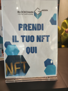 Pannello con scritta ‘Prendi il tuo NTF qui’